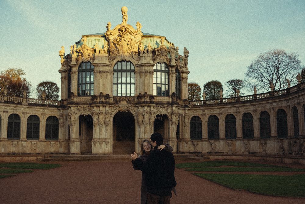 Gefühlsbetontes Pärchenshooting vor malerischer Kulisse im Dresdner Zwinger