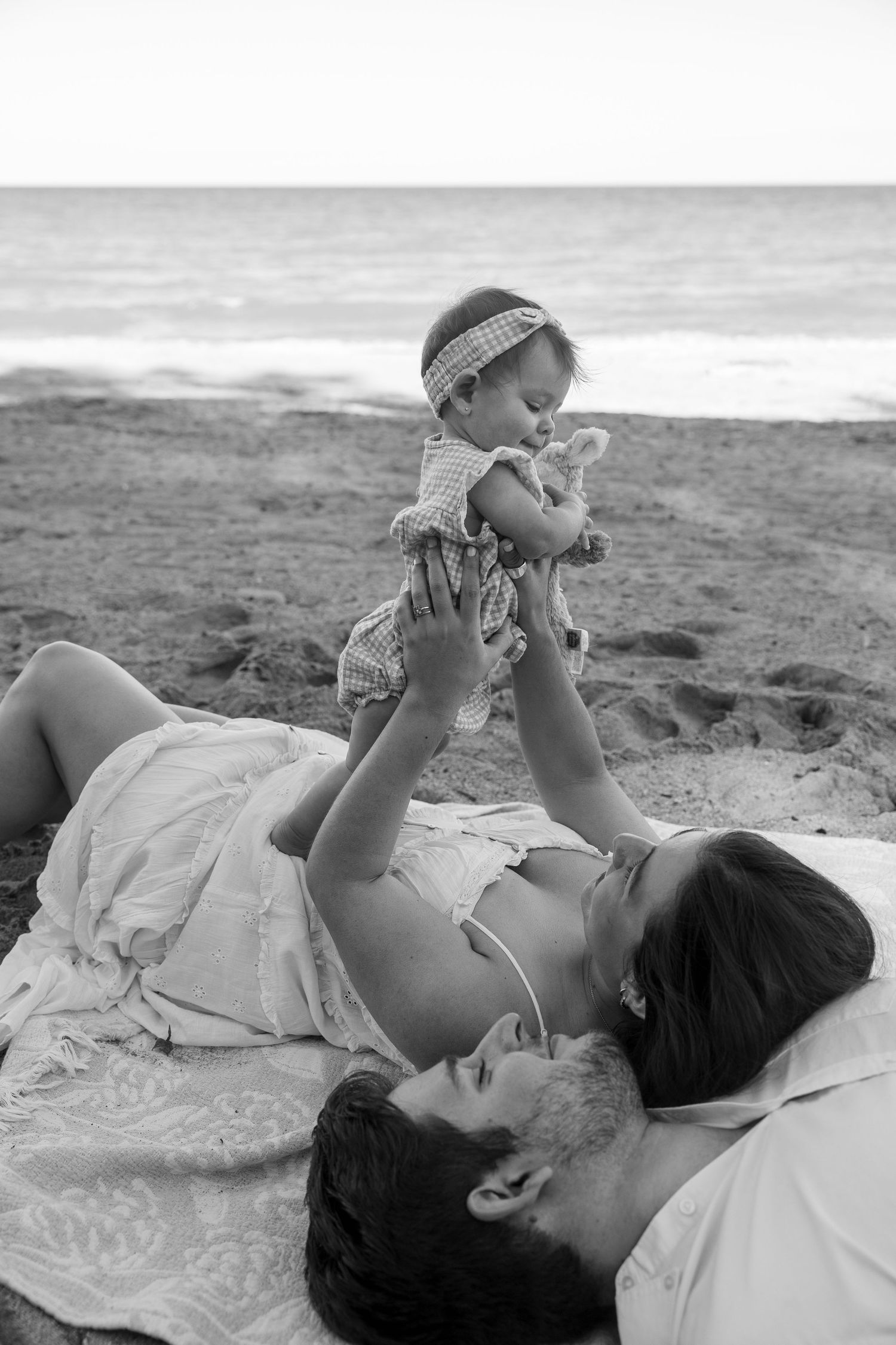 outside natural family maternity portraits
