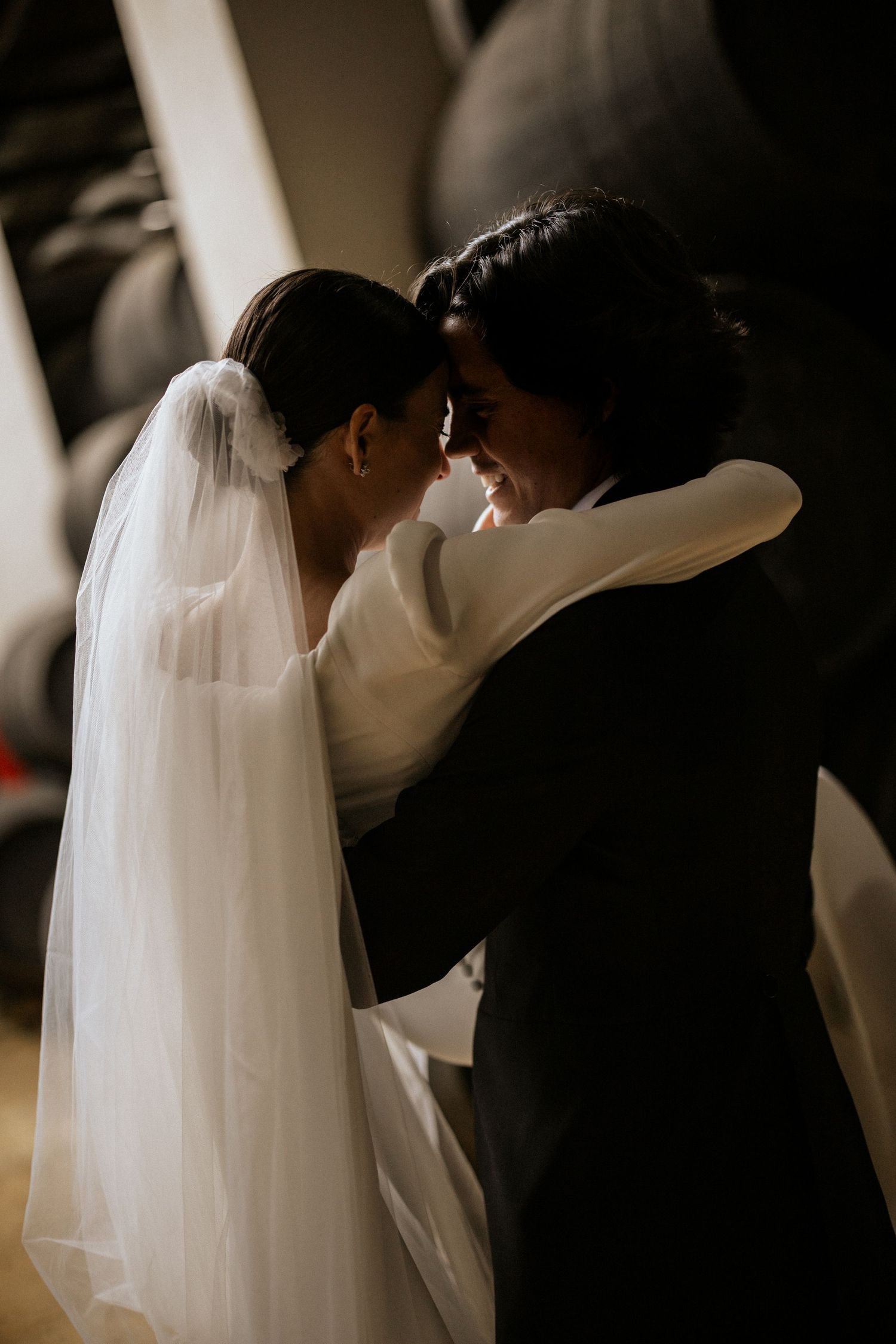 Pareja de novios en las bodegas de Gonzalez Byass en Jerez