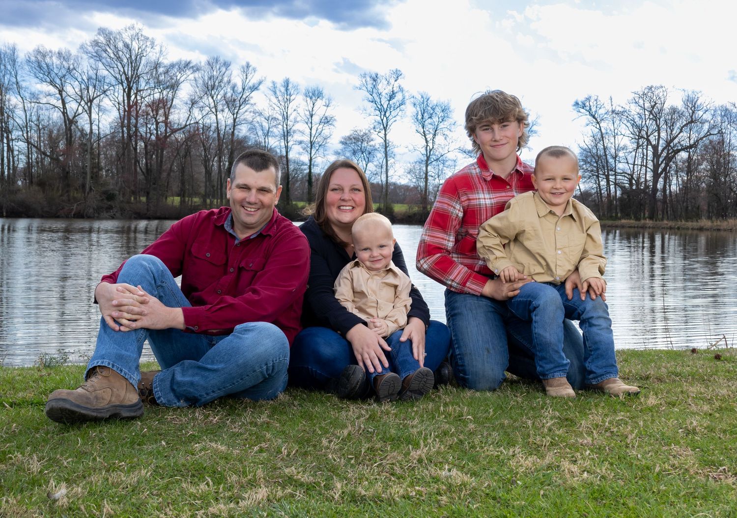 Family of 5 in jeans and flannels at Daretown Lake. Salem and Gloucester County Family Photographer