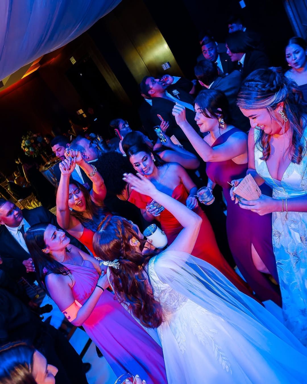 Fotografía de boda enfocada en emociones auténticas y momentos espontáneos.