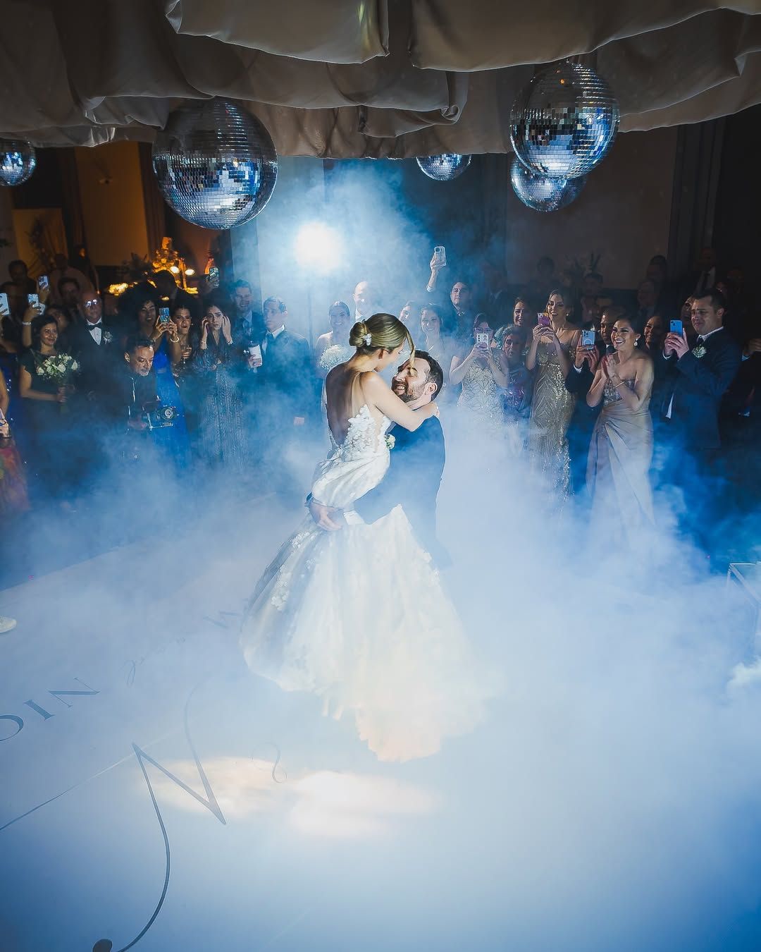 Cobertura de boda realizada en salón de eventos con iluminación profesional.