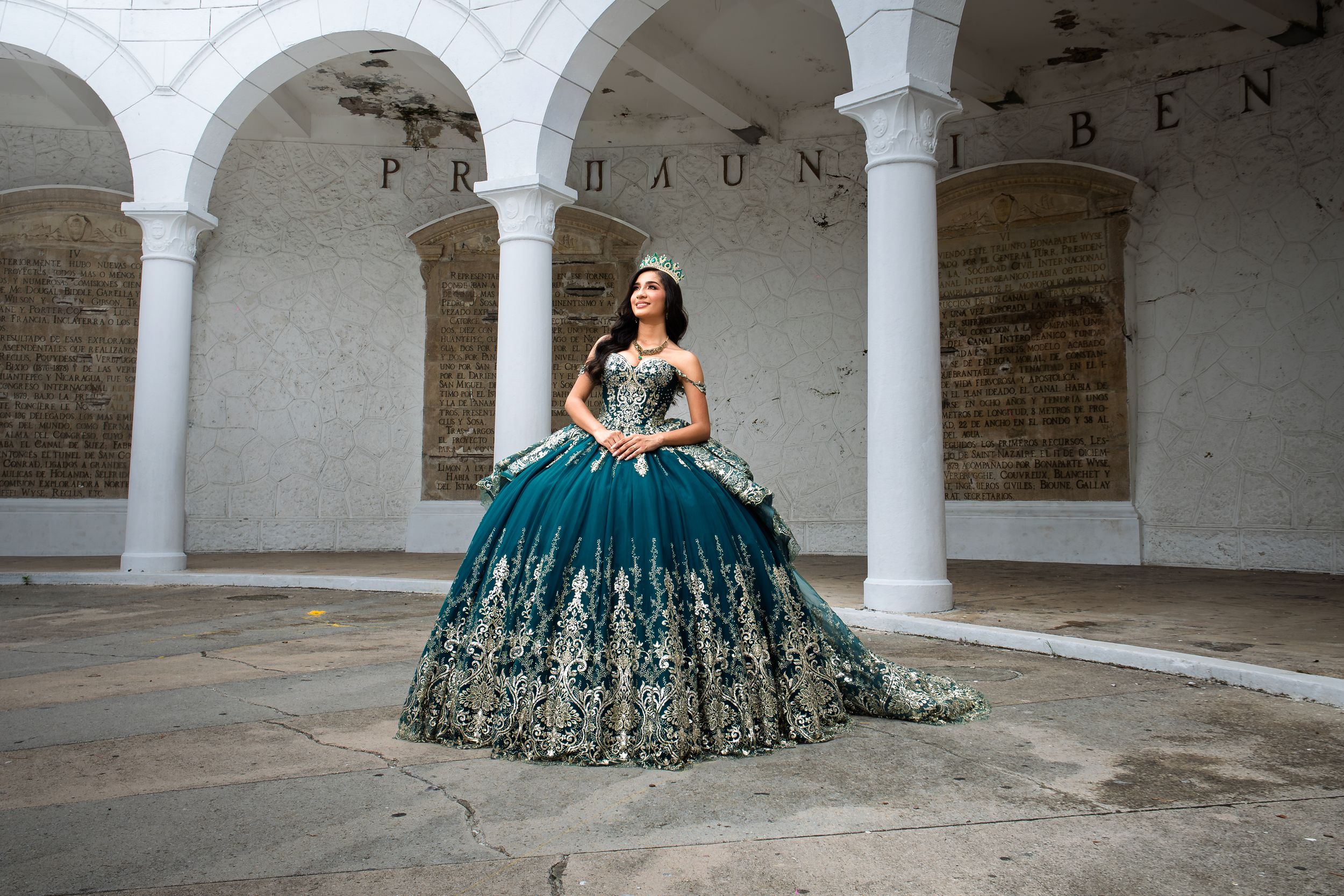 Sesión fotográfica de quince años con estilo elegante y luz profesional en Panamá.