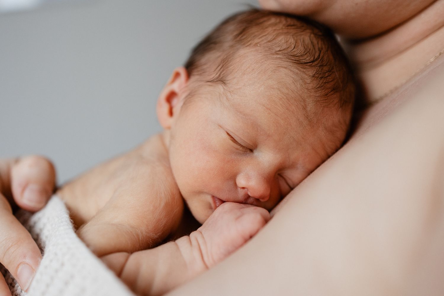 seance photo naissance a domicile a Lille photo tres tendre pour un faire part de naissance avec une photographe professionnelle