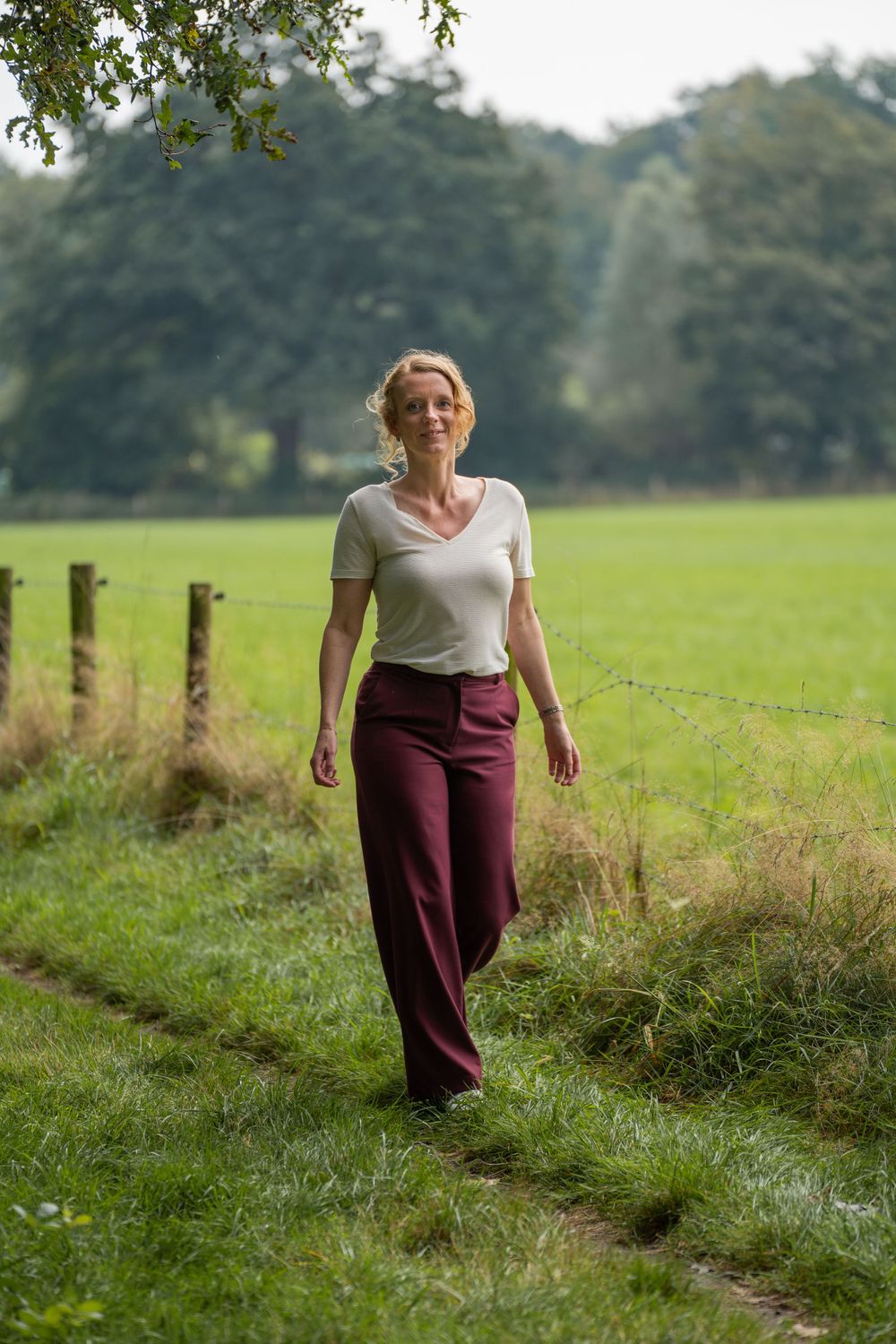 Irena van den Berg, Bergkompas, psychologe in Zwolle. Met trotse blik wandelend door weidevelden, geportretteerd door Martine Vonk
