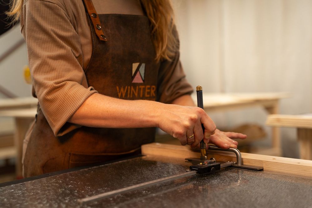 Alette Winter Atelier Winter snijdt glas in haar atelier in Wezep waar ze restaureert en nieuw creëert voor klanten en workshops geeft.
