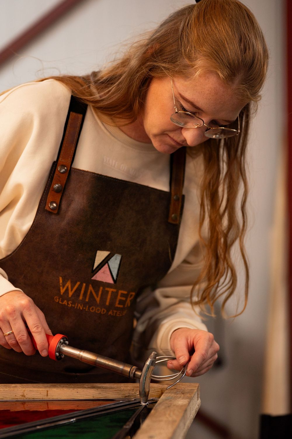 Alette Winter Atelier Winter soldeert glas in loodraam in haar werkplaats in Wezep vlak bij Zwolle. Foto gemaakt door Martine Vonk