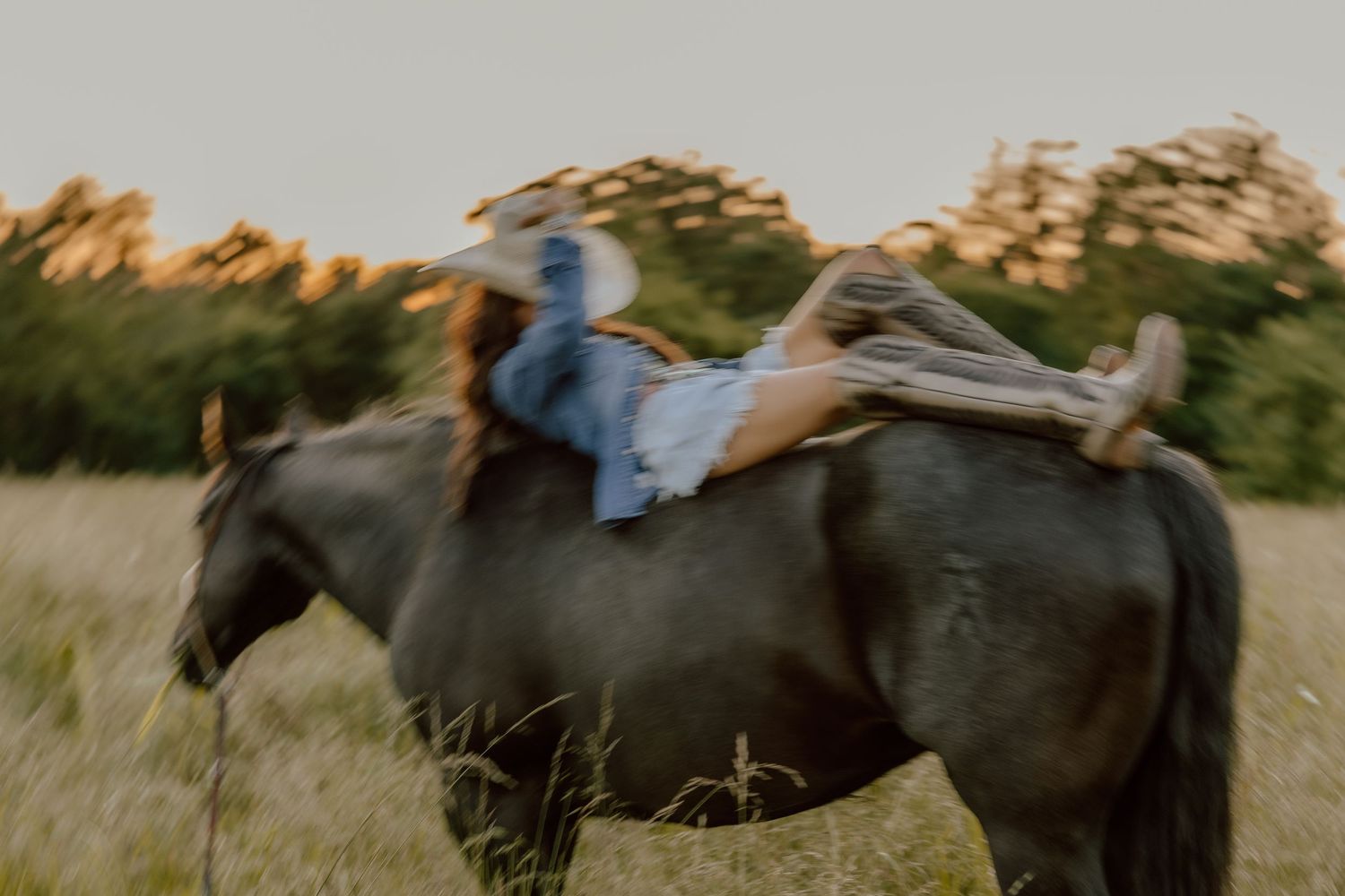 Hey, I am Rylee. A Missouri western photographer. My photography style is characterized by warm, honey-toned hues and creamy textures.