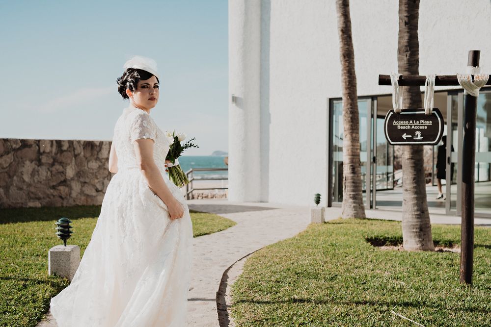 Novia caminando hacia la ceremonia