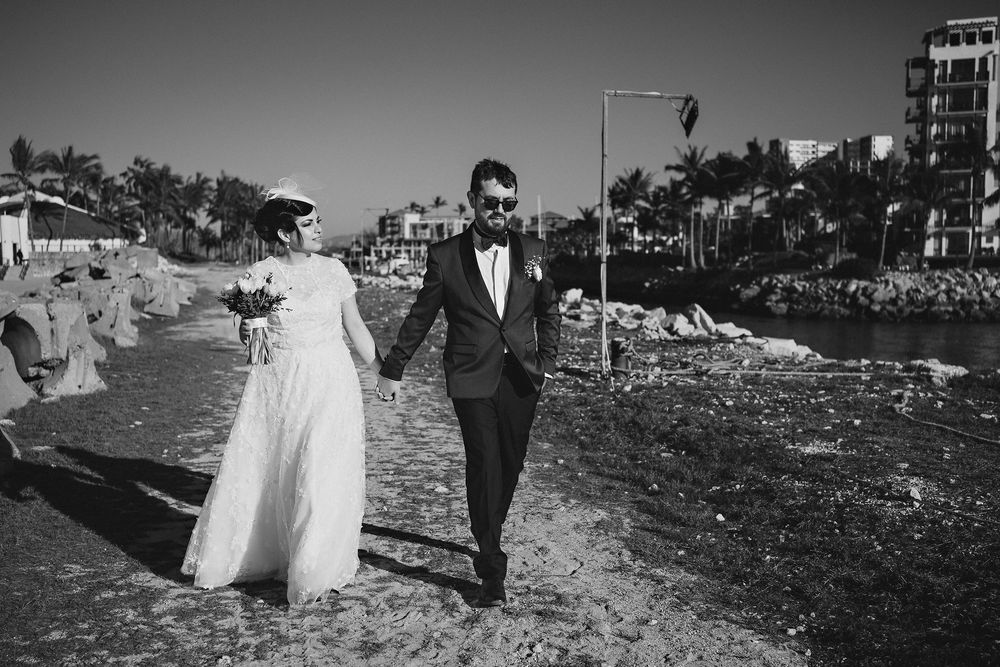 Fotografía en blanco y negro, novios caminando de la mano