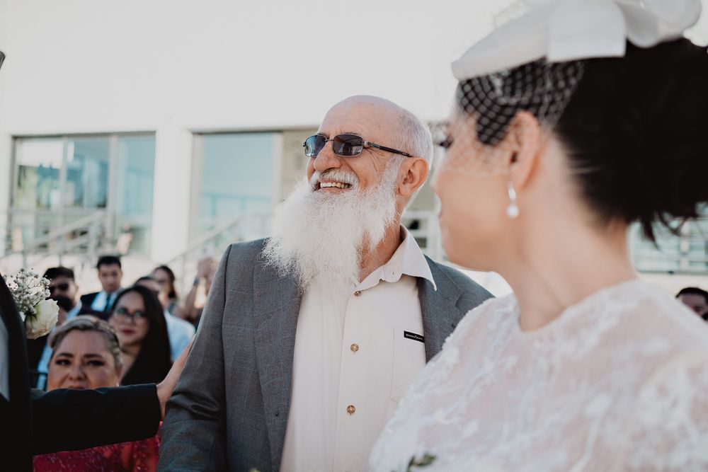Padre entregando feliz a su hija en la boda civil