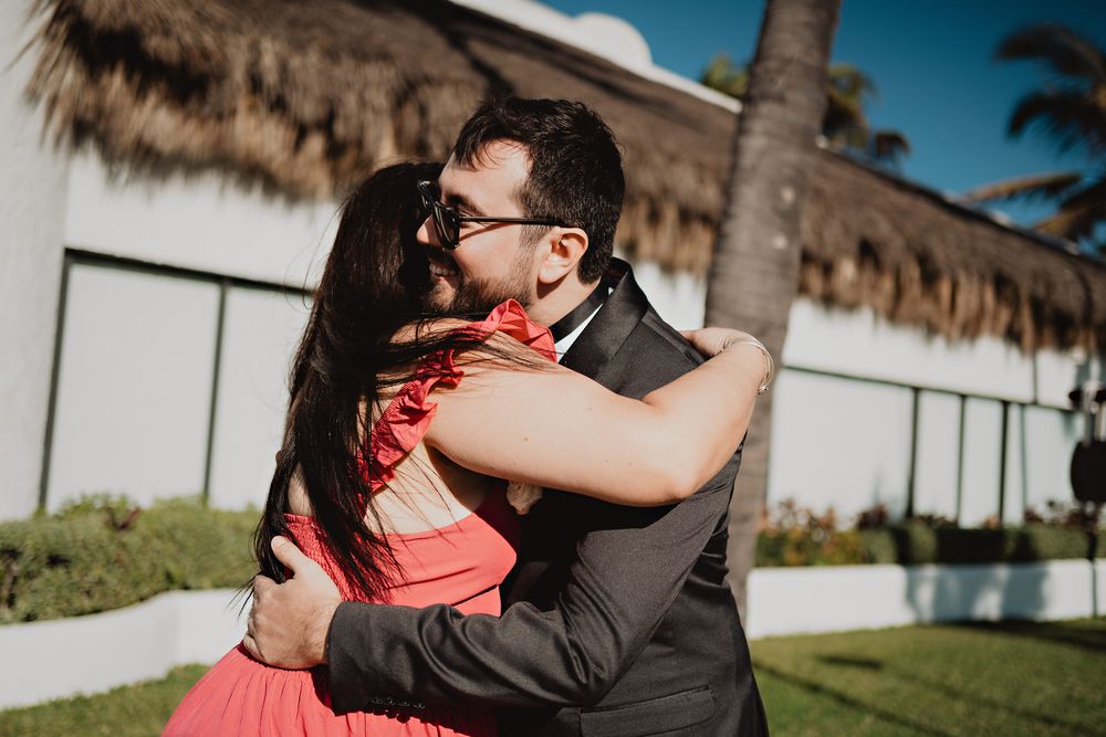 Novio abrazando a invitada en la boda civil