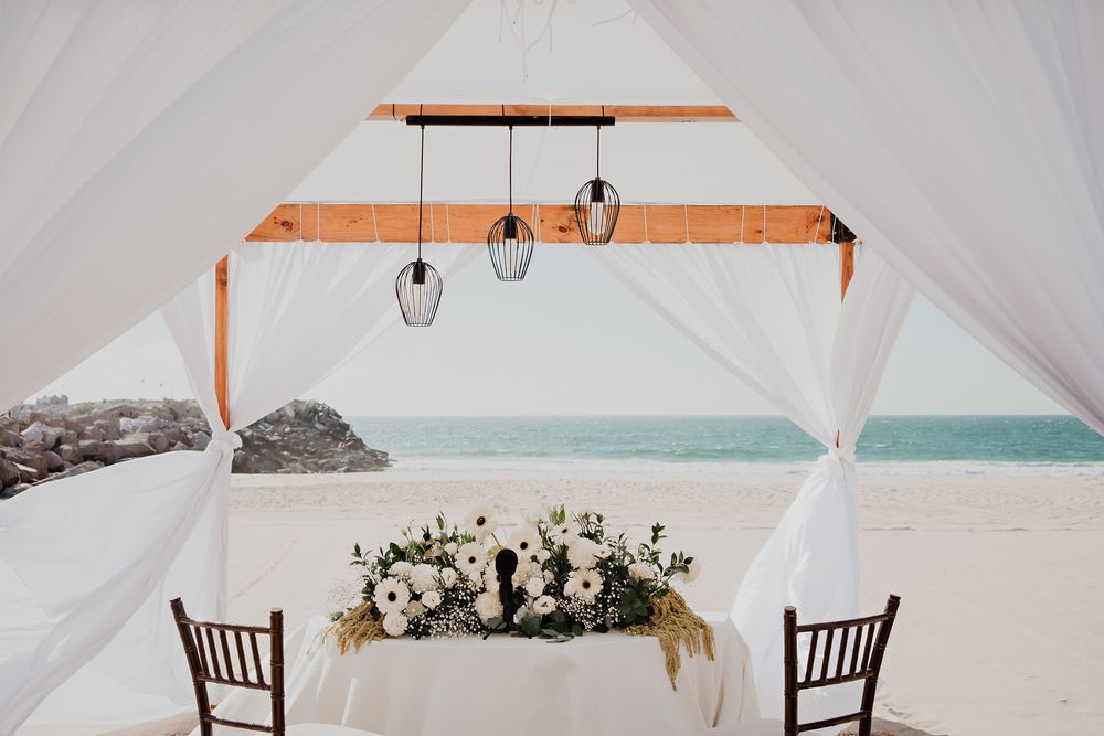 Montaje de mesa para ceremonia civil con carpa y vista al mar