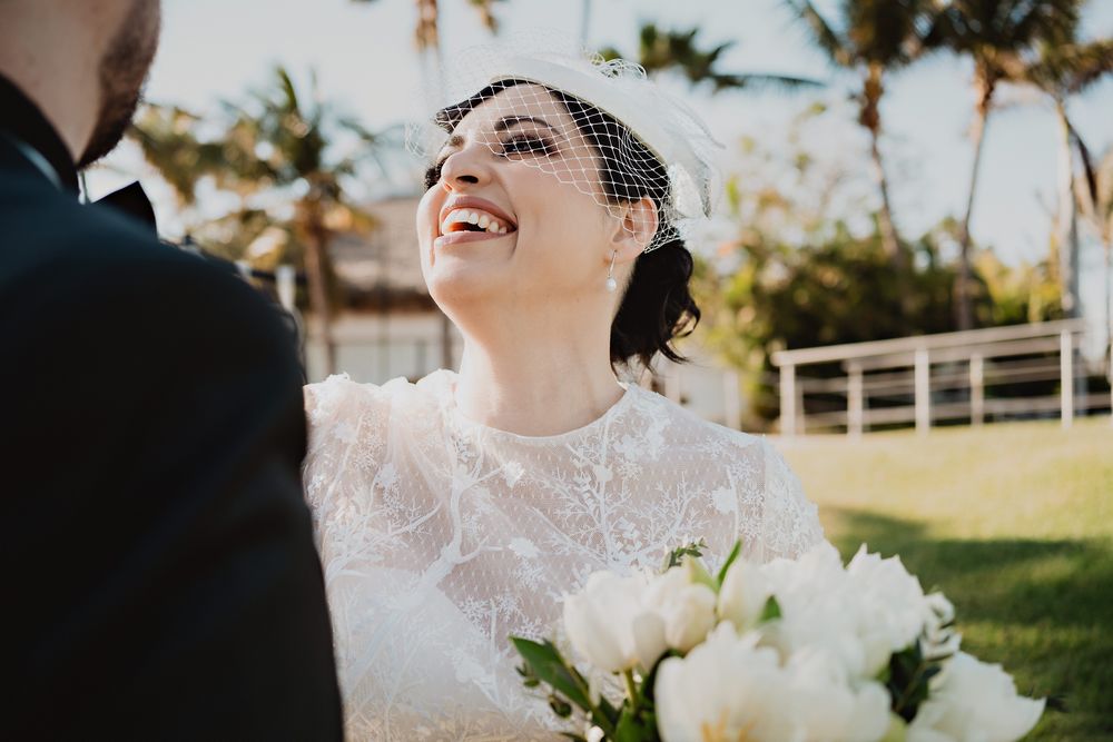 Novia sonriente mirando a su futuro esposo