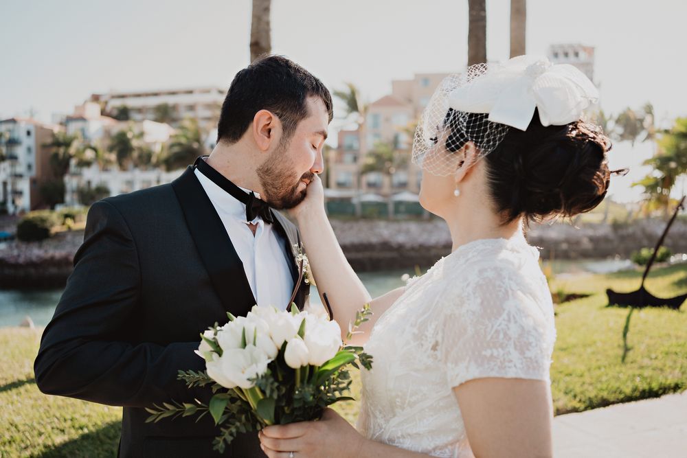 Novio con lágrimas, novia limpiándolas, momento emotivo (wedding photographer)