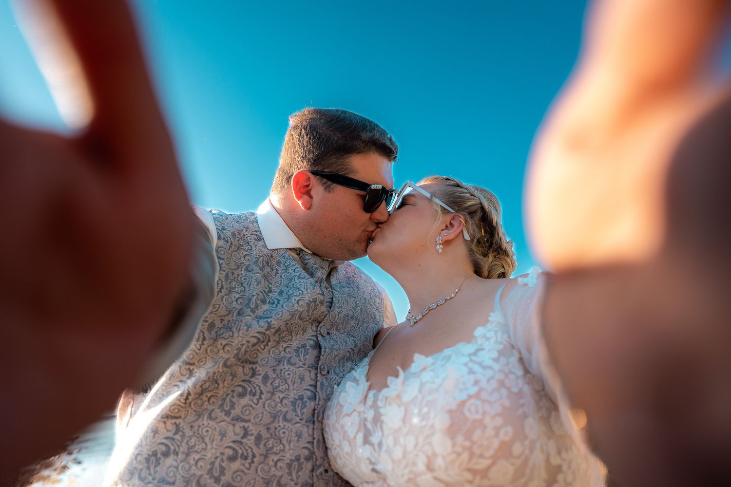 Hochzeitspaar macht Selfie in Karlsruhe – moderne Hochzeitspose mit Spaß und Liebe