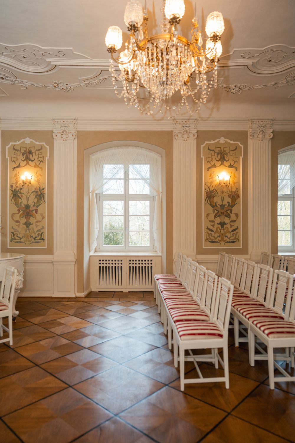 Trausaal Schloss Vetschau, Stühle mit roten Schleifen, Kronleuchter