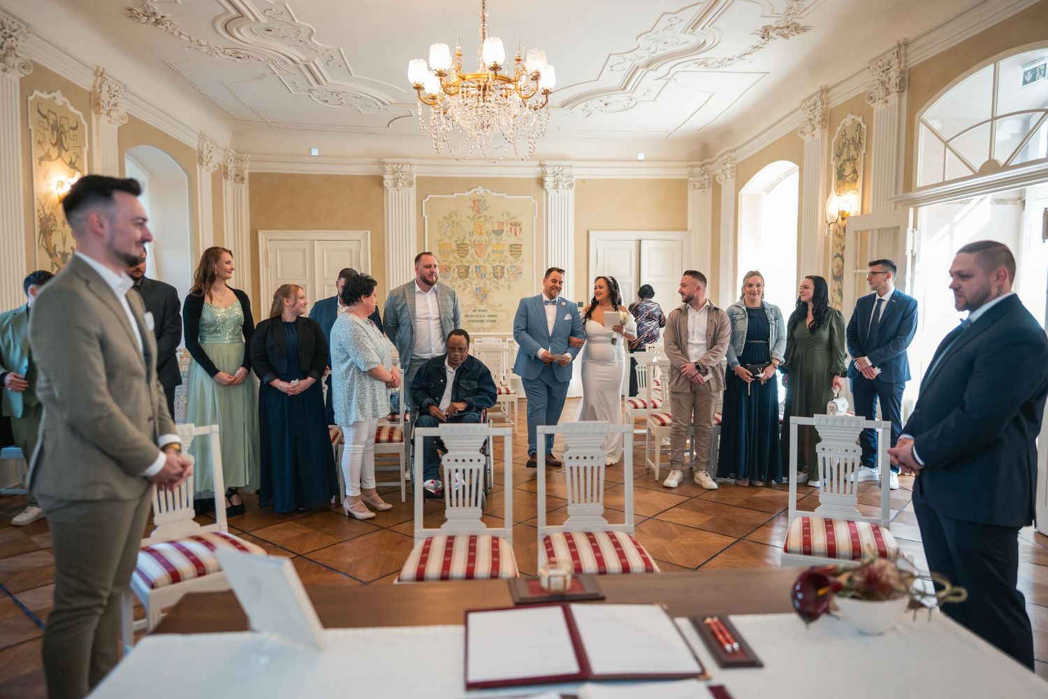 Trauung im Saal Schloss Vetschau, weißer Flügel vorne, Gäste sitzen