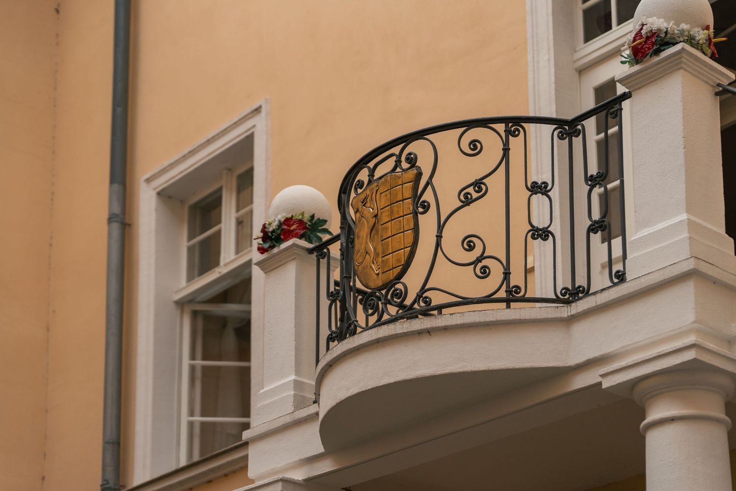 Außenansicht kleiner Balkon mit Wappen und Blumen am Schloss Vetschau