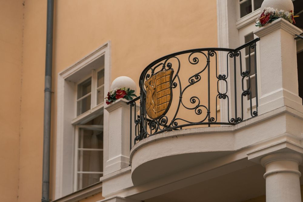 Außenansicht kleiner Balkon mit Wappen und Blumen am Schloss Vetschau