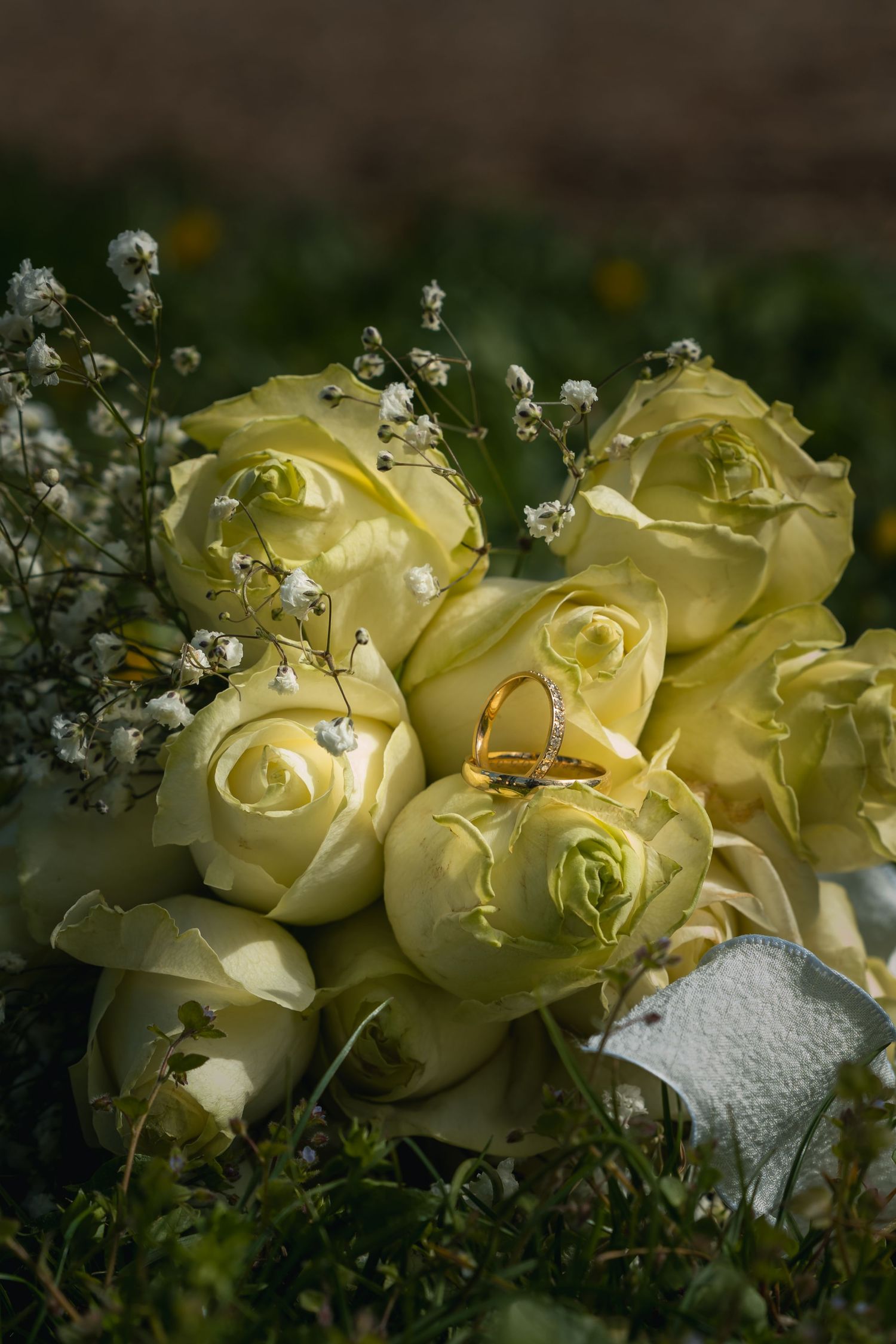 Detailaufnahme Brautstrauß mit gelben Rosen auf Wiese, Schloss Vetschau
