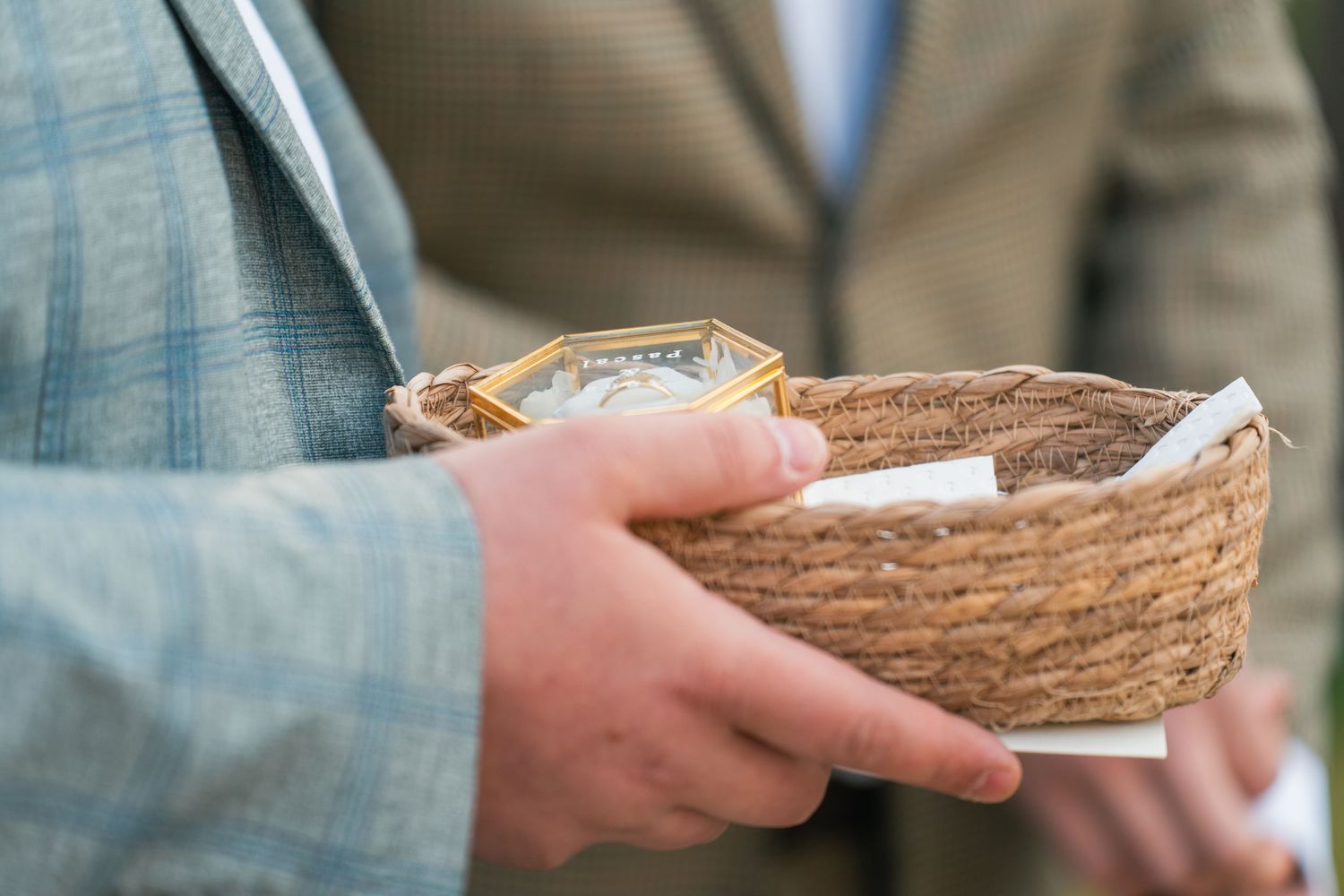 Bräutigam hält Ringbox im Korb in der Hand, Nahaufnahme