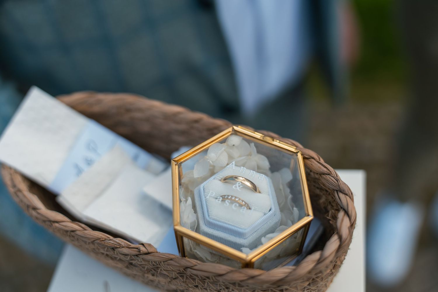 Nahaufnahme goldene Eheringe in Sechseck-Box im Korb