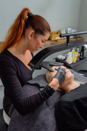 Fotosessie zakelijk van onderneemster die aan het werk is in haar salon