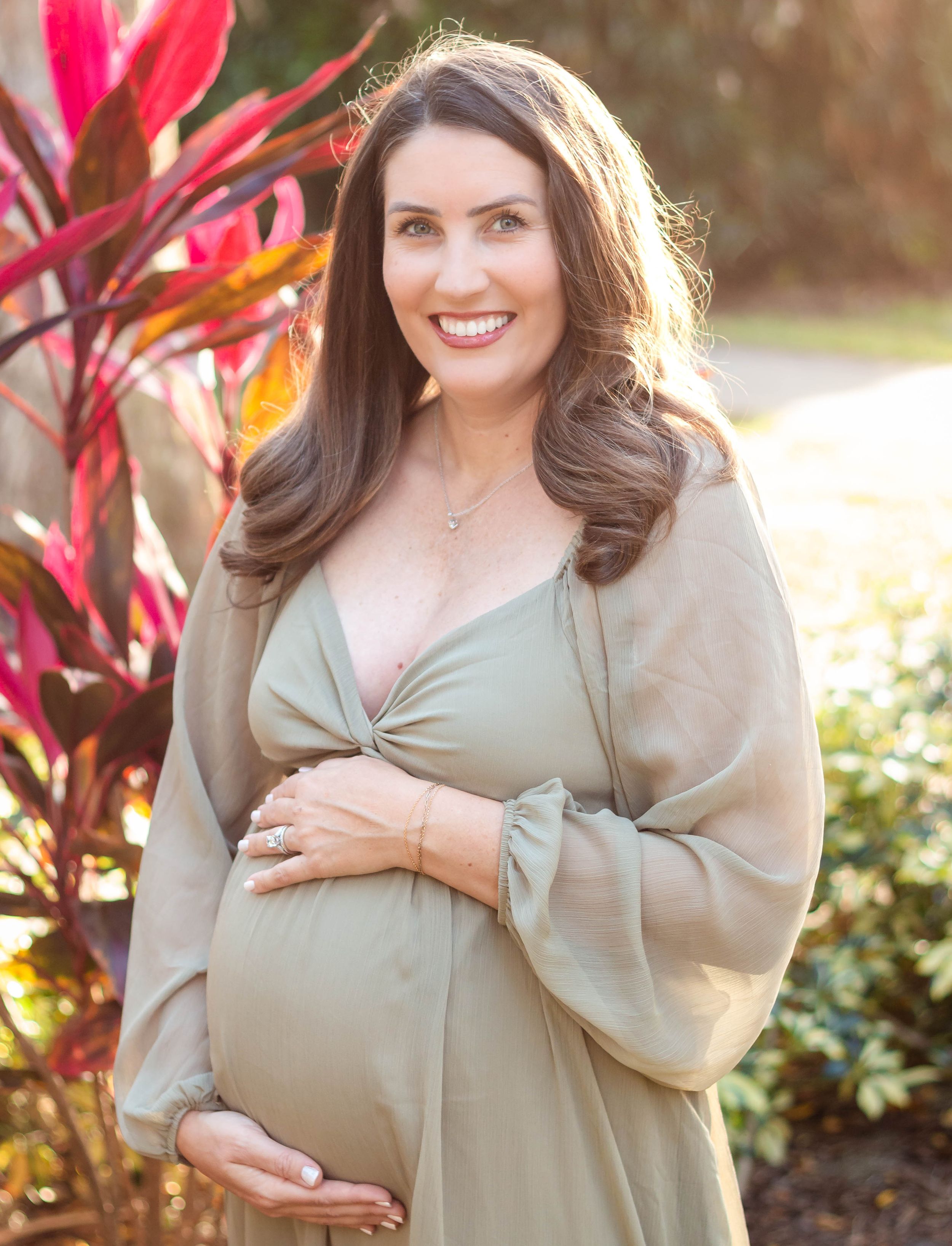 Maternity photo session in Orlando, Florida – captured by Lucy Knox Photography. Holiday Minis