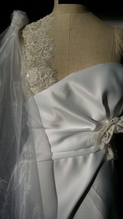 Brautkleid mit Spitzenträger an einer Schneiderbüste