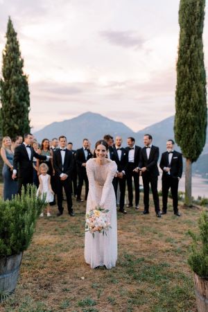 Braut in einem Glitzerkleid beim Wurf des Brautstrausses