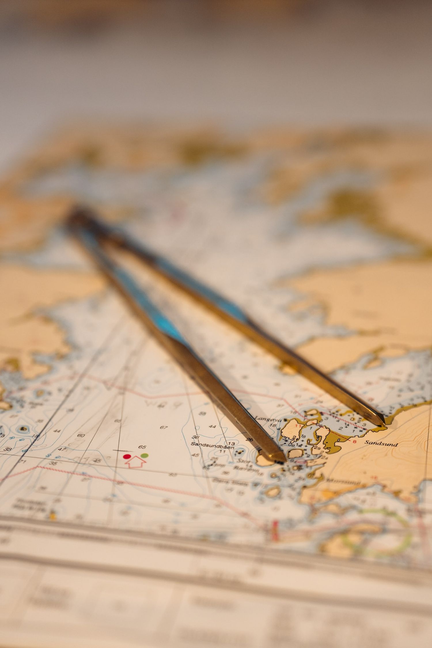 compas sur une carte de navigation pour bateau d'expédition