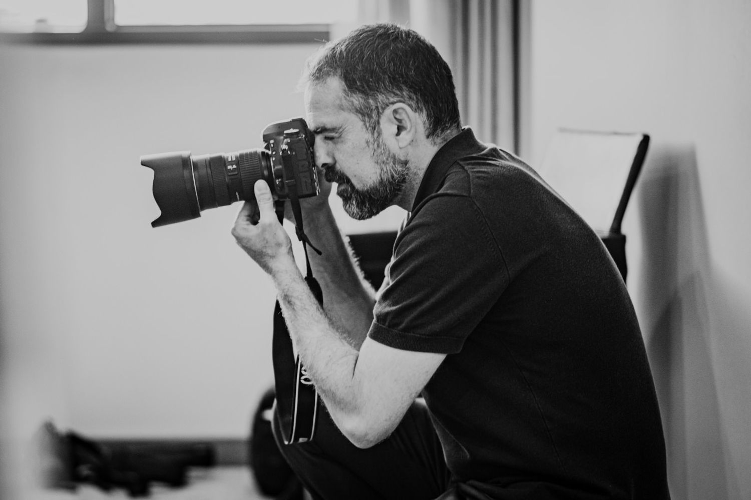 Fotógrafo de FBA - Fotógrafos de bodas en Asturias realizando reportaje mirando por el visor de la cámara