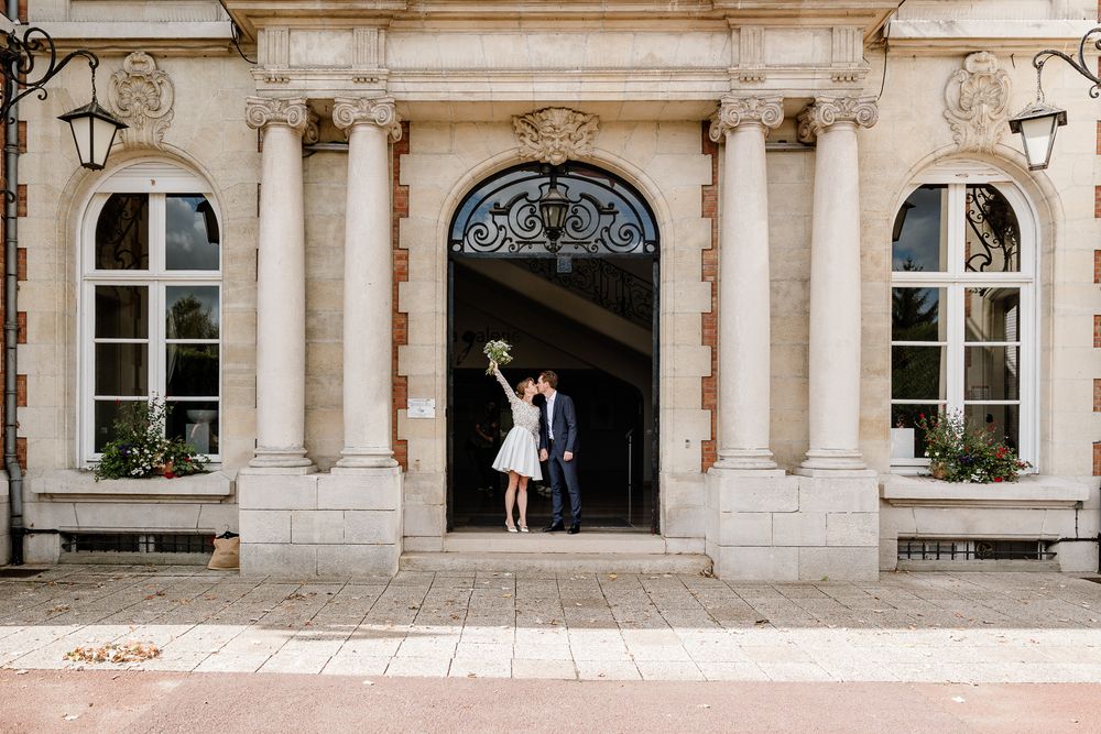 Photographe mariage Lille : sortie des maries de la mairie de Lambersart sous un soleil doux, ambiance chic et pleine d’emotions.