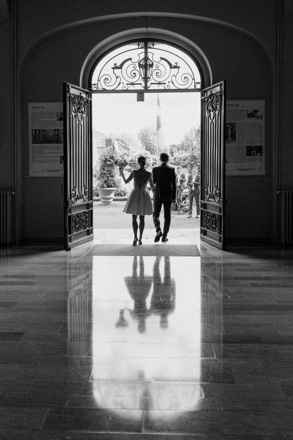 Maries sortant de la mairie sous une lumiere douce, photographies dans un style naturel et documentaire par une photographe de Lille.