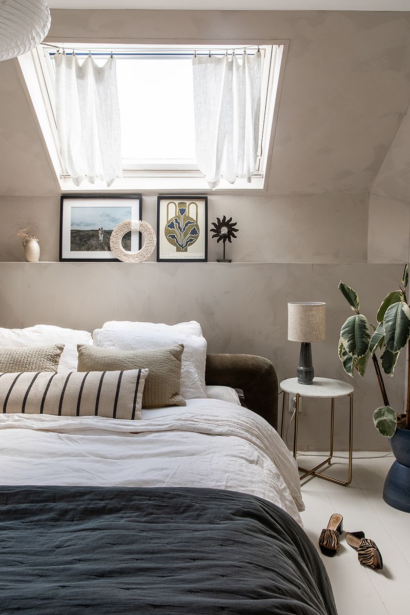 Een interieurfoto van een slaapkamer met een rustige uitstraling en natuurlijke tinten.
