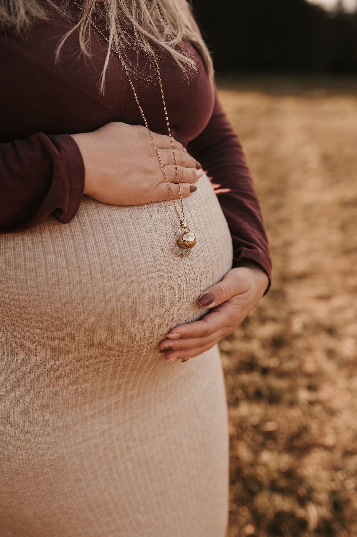 Shooting grossesse en Alsace en extérieur