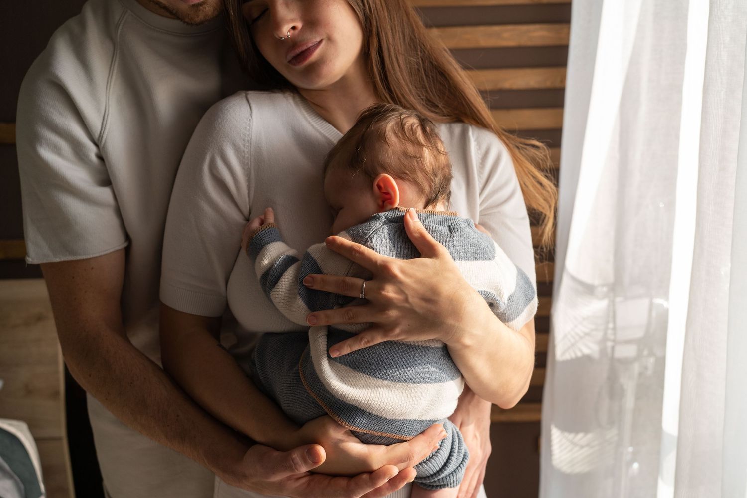 abbraccio tenero di mamma papà e neonato