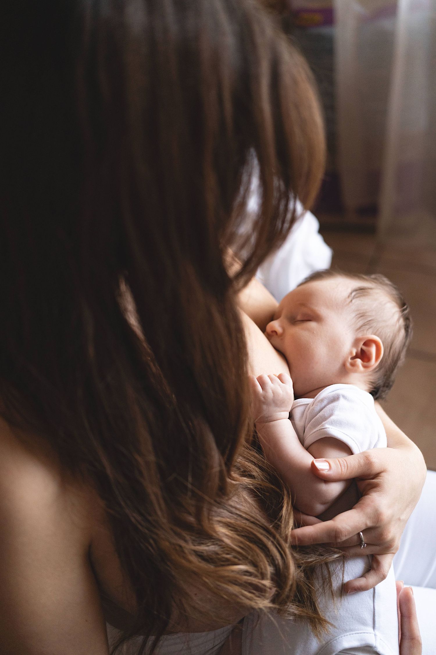 mamma che allatta neonato, mani neonato, manine, neonato, allattamento al seno