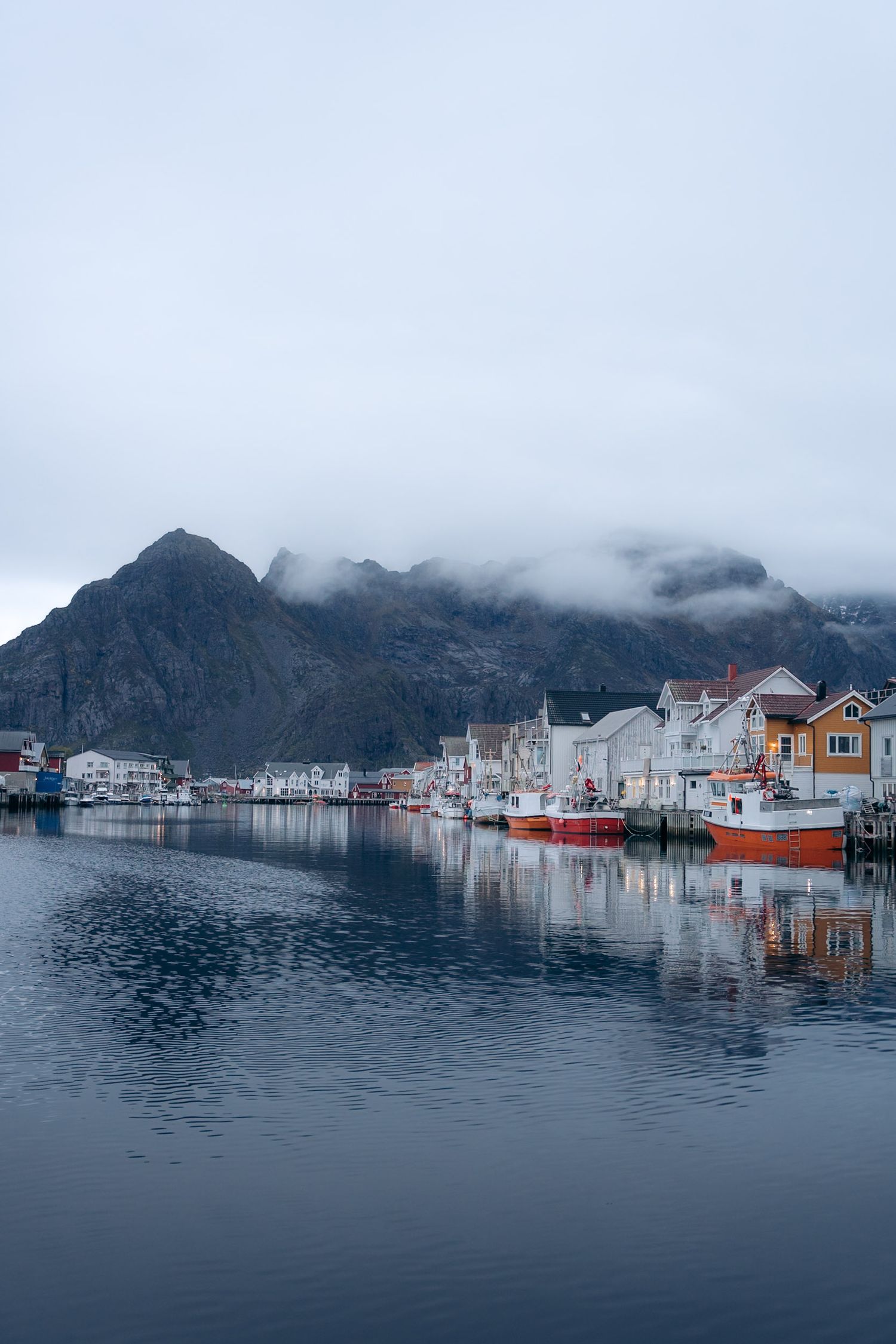 port de henningsvaer lofoten avec ciel couvert d'automne