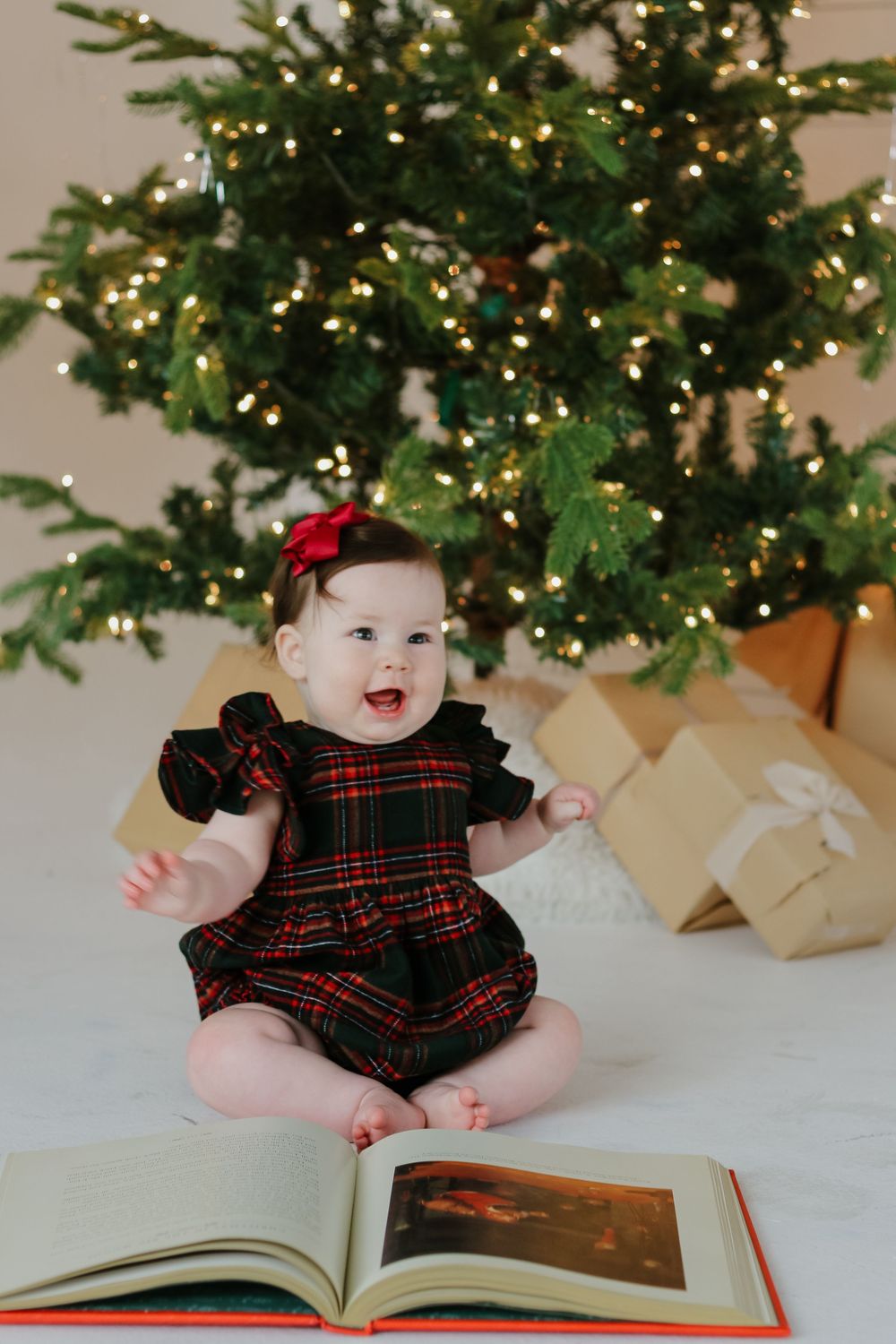 Bright, dreamy, timeless images capturing love, connection, tiny details, and the beautiful seasons of family life in Las Vegas.