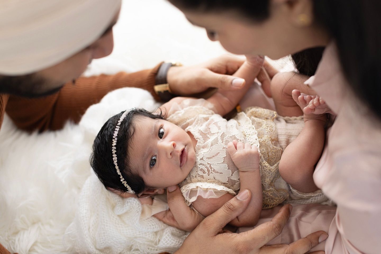 Awake newborns are beautiful. Elizabeth Lang Photography.