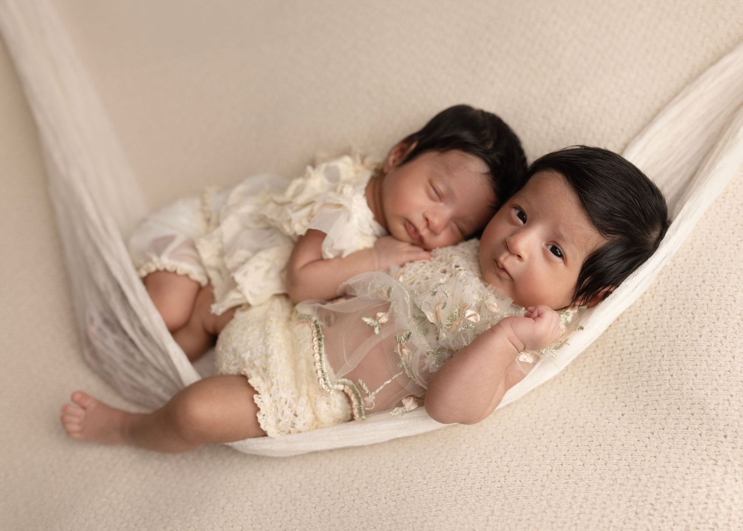 Awake newborns are beautiful. Elizabeth Lang Photography.
