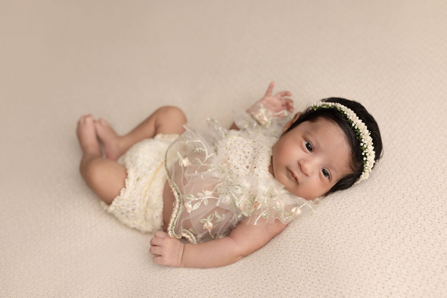 Awake newborns are beautiful. Elizabeth Lang Photography.