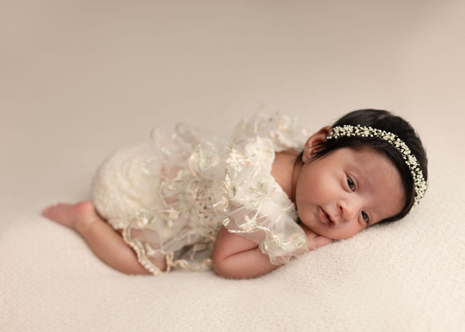 Awake newborns are beautiful. Elizabeth Lang Photography.