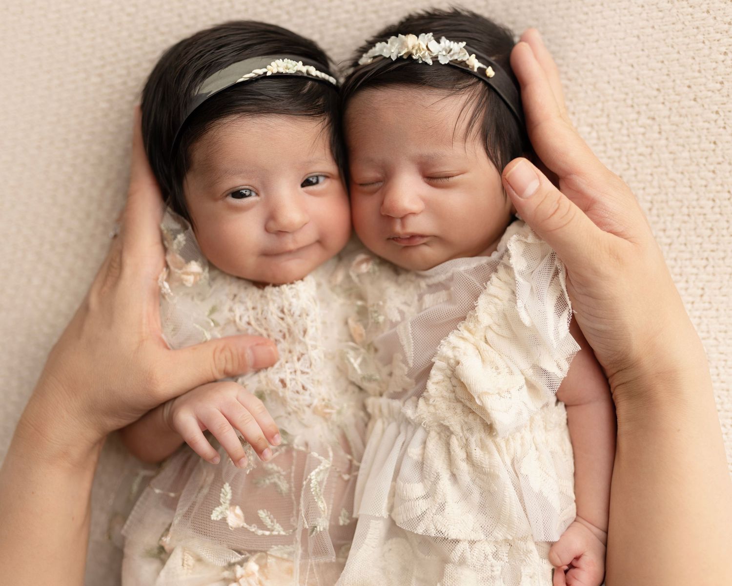 Awake newborns are beautiful. Elizabeth Lang Photography.