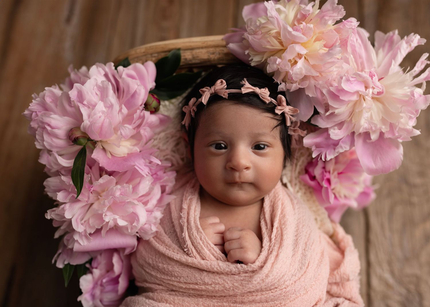 Awake newborns are beautiful. Elizabeth Lang Photography.