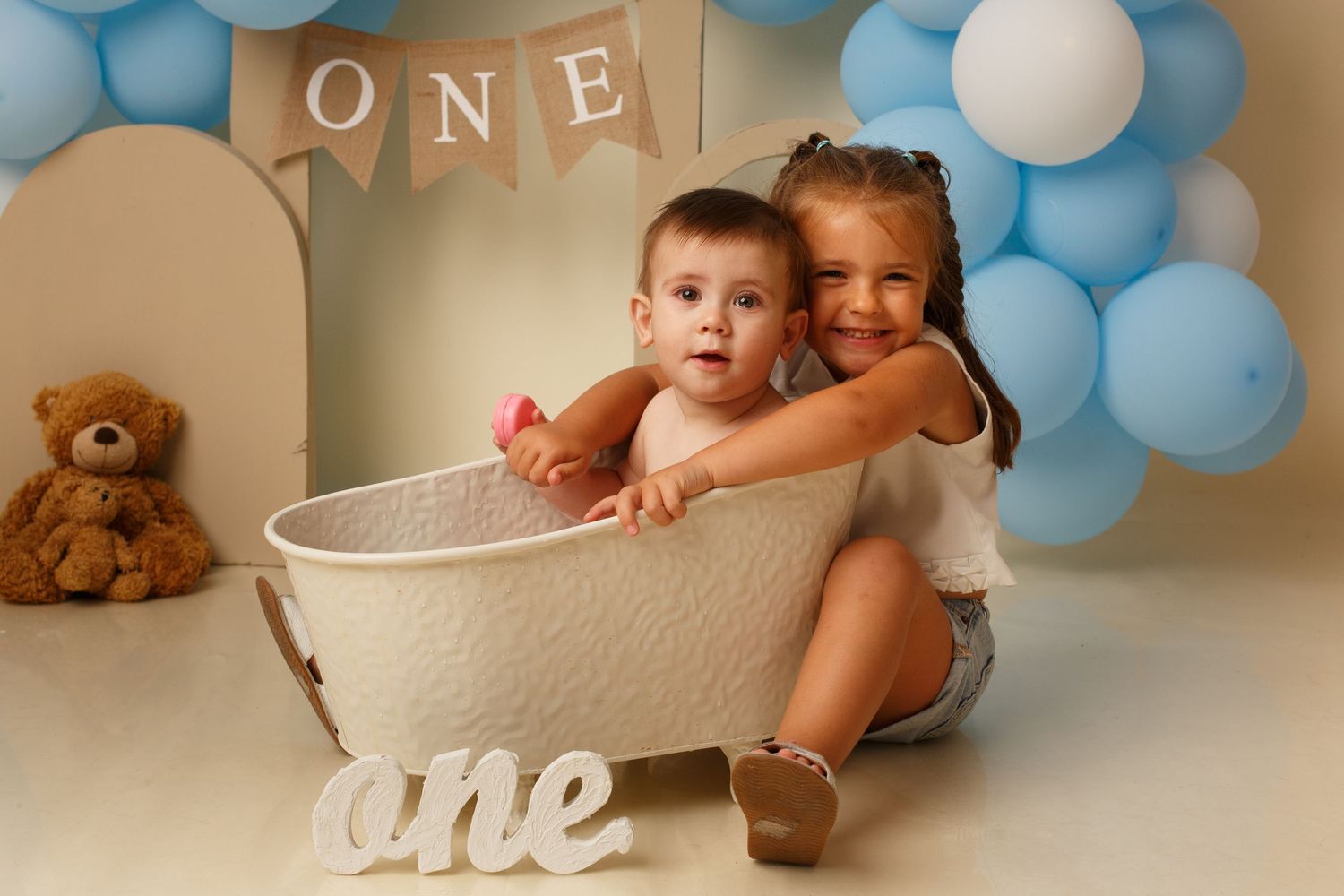 SMASH CAKE, FOTOS DE CUMPLEAÑOS, CUMPLEAÑOS NIÑOS, ESTUDIO DE FOTOS EN MADRID, SMASH THE CAKE PHOTOGRAPHY, PRIMER AÑITO, YA CUMPLE UNO, BEBÉ