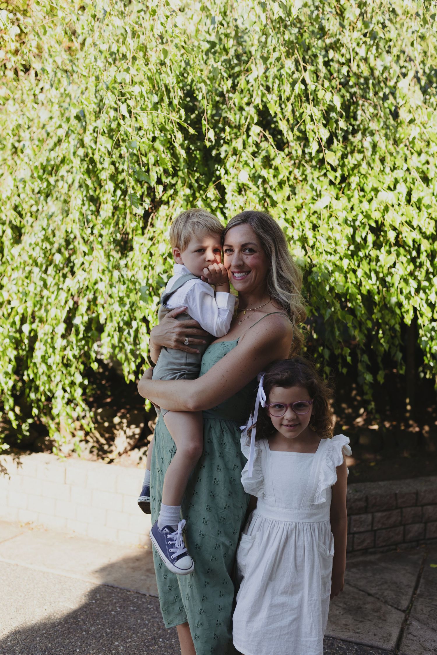 Garden mini sessions Surrey family photography Elizabeth Lang Photography.  moms and her kids