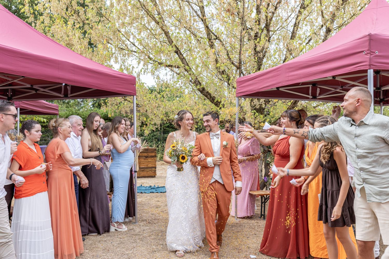 Sortie de cérémonie à la mairie de Chauray sous les acclamations des invités, photo de mariage dynamique et joyeuse dans le 79.